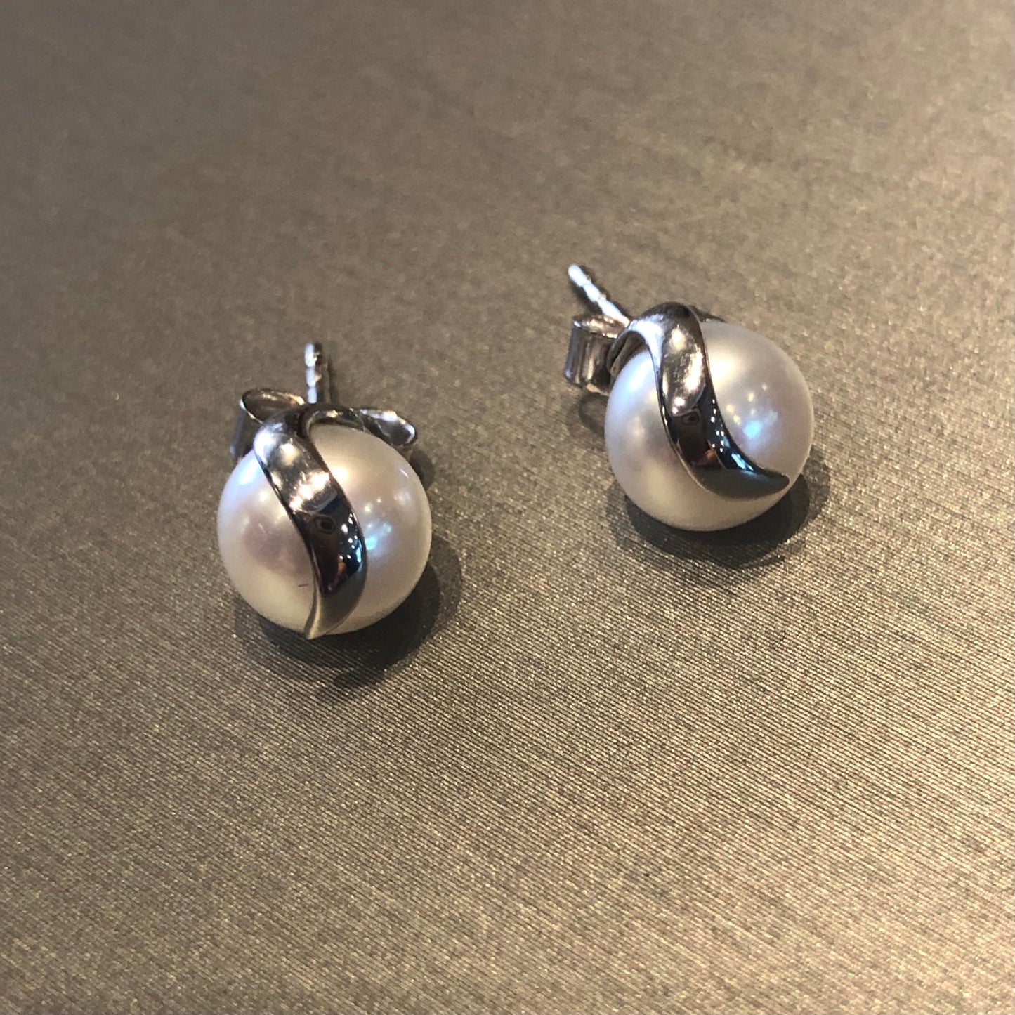 Swoop Pearl Studs