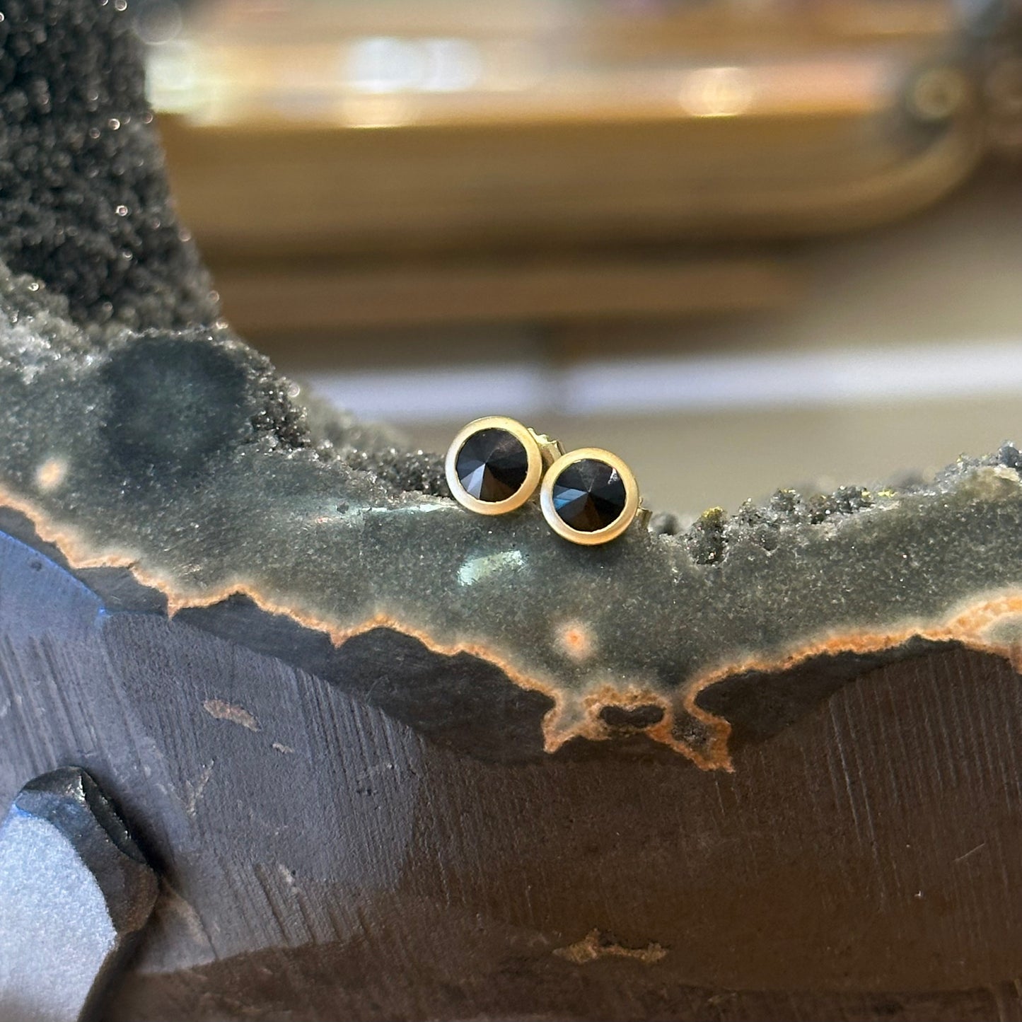 Black Spinel Point-up Studs