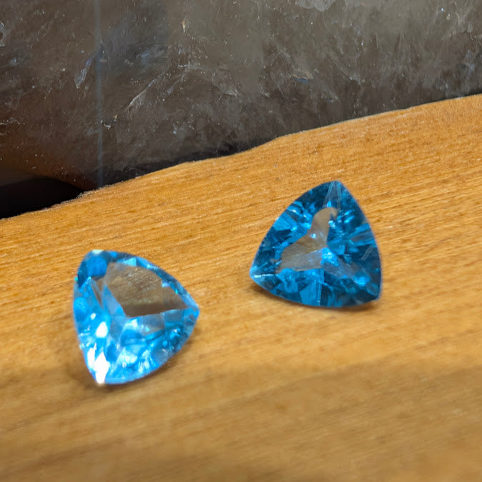 Blue Topaz Trillion, 2=0.89cts