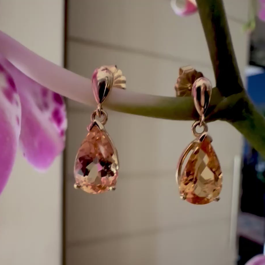 Load and play video in Gallery viewer, Golden Topaz Dangle Earrings
