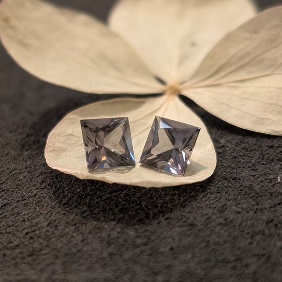 Grey Spinel Princess Cut   2=1.38ct