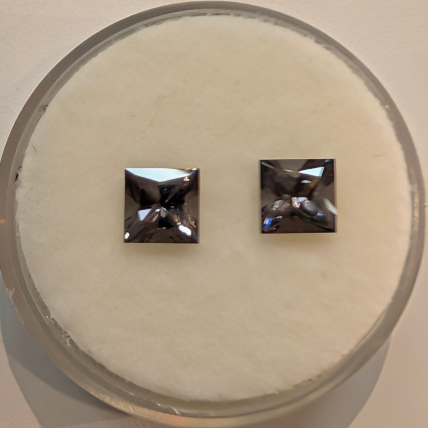 Grey Spinel Princess Cut   2=1.38ct